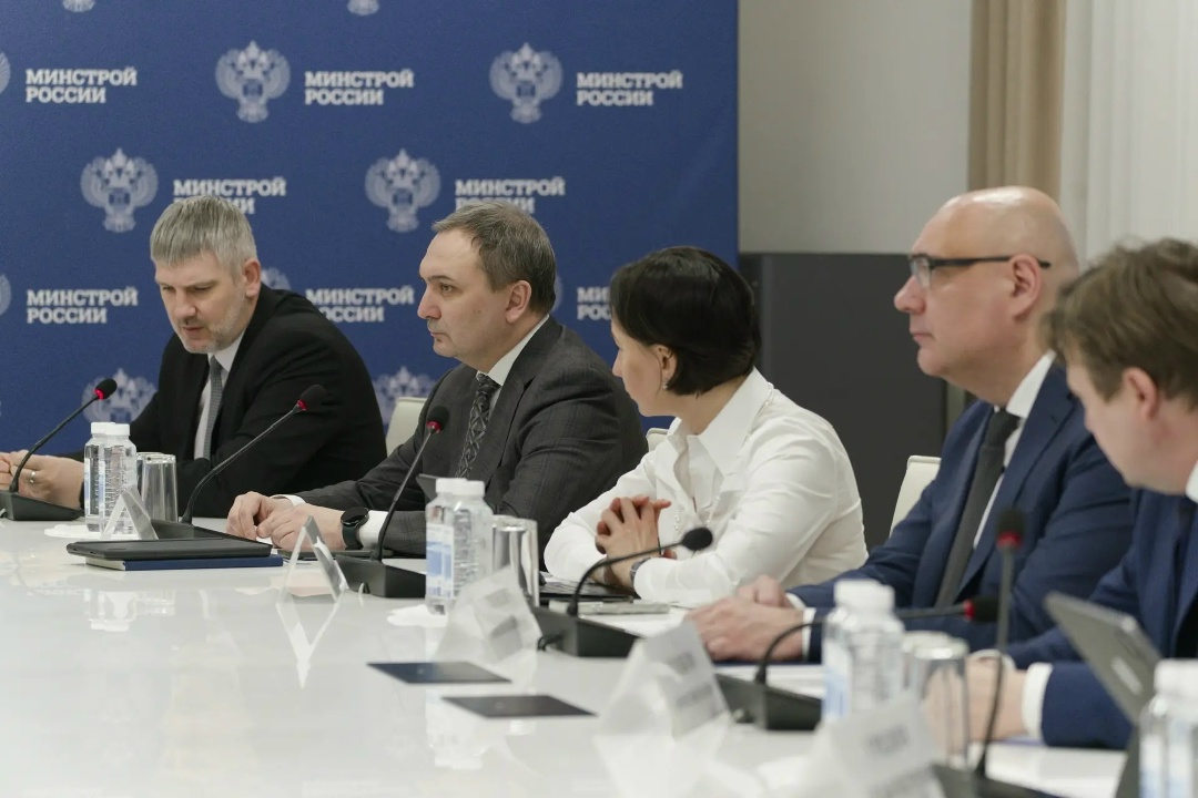 Глава Минстроя России Ирек Файзуллин провел еженедельное совещание с регионами и главными распорядителями бюджетных средств (ГРБС)