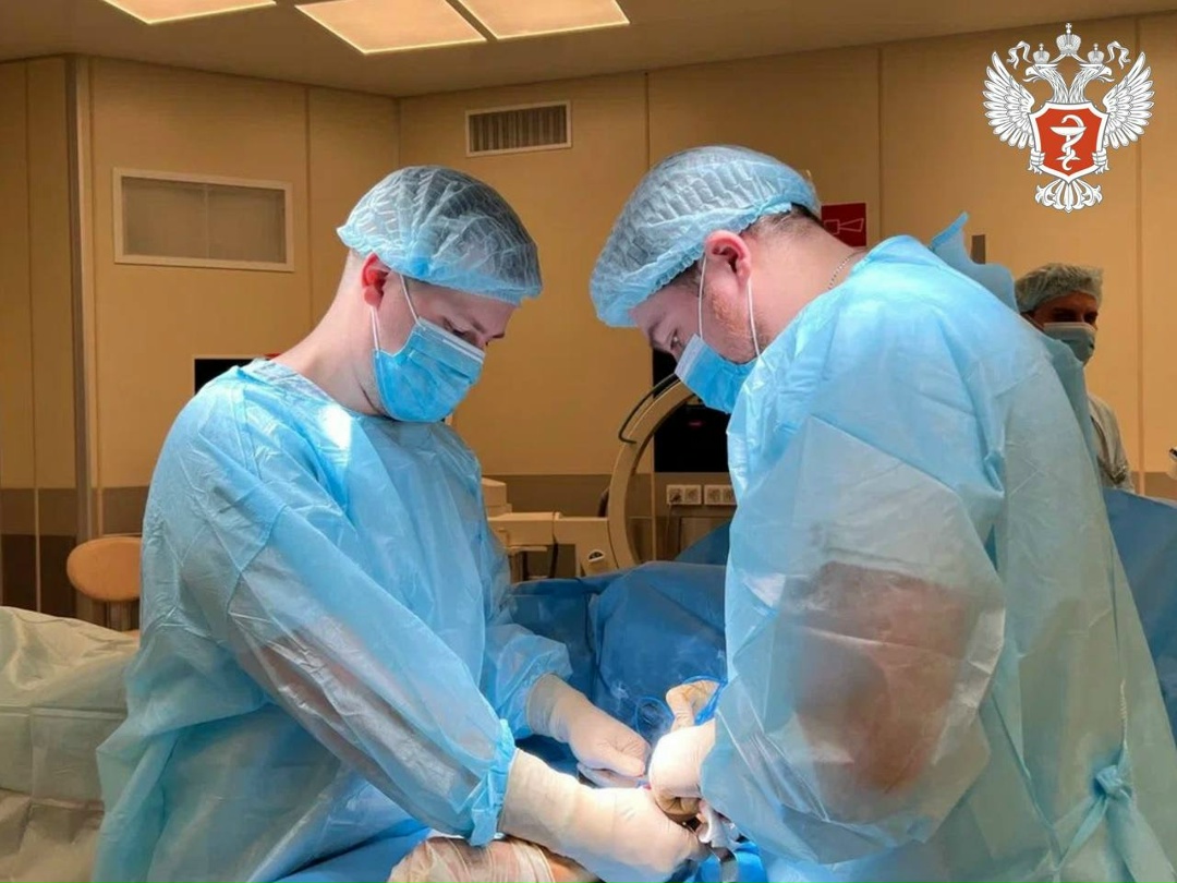 Врачи Ямала восстановили работоспособность руки мужчине, который порвал сухожилие бицепса, резко дернув дверь подъезда