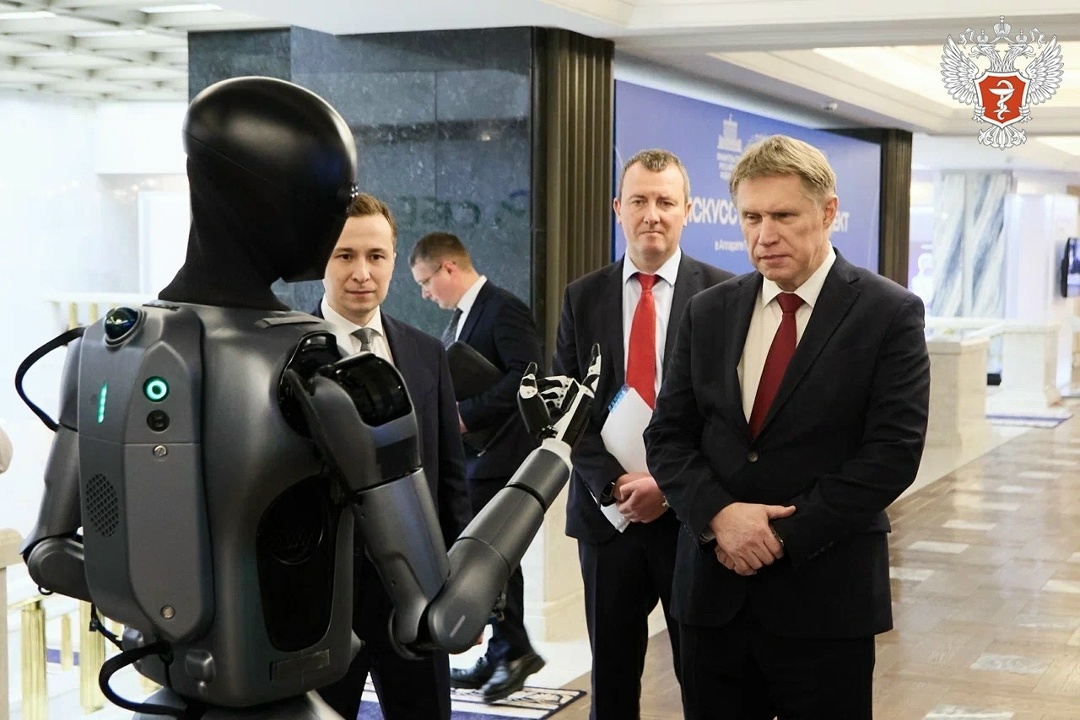 Михаил Мурашко ознакомился с перспективными ИИ-разработками на «Неделе искусственного интеллекта» в Аппарате Правительства РФ