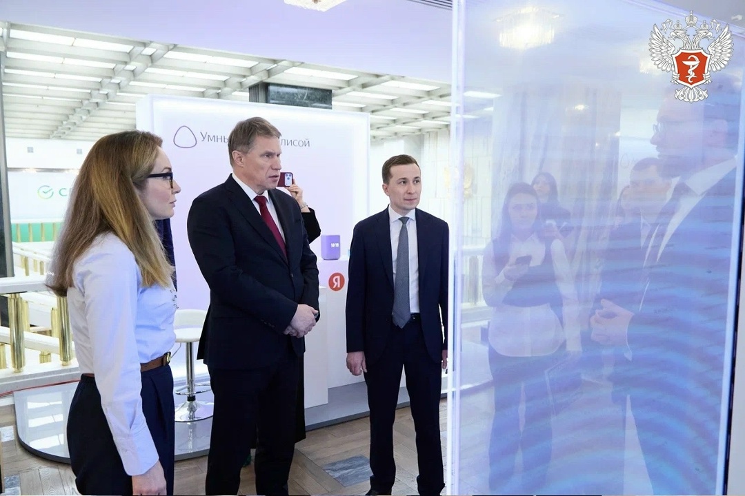 Михаил Мурашко ознакомился с перспективными ИИ-разработками на «Неделе искусственного интеллекта» в Аппарате Правительства РФ