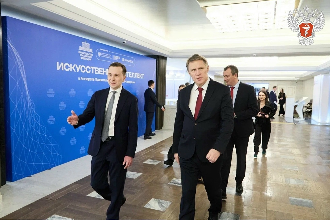 Михаил Мурашко ознакомился с перспективными ИИ-разработками на «Неделе искусственного интеллекта» в Аппарате Правительства РФ