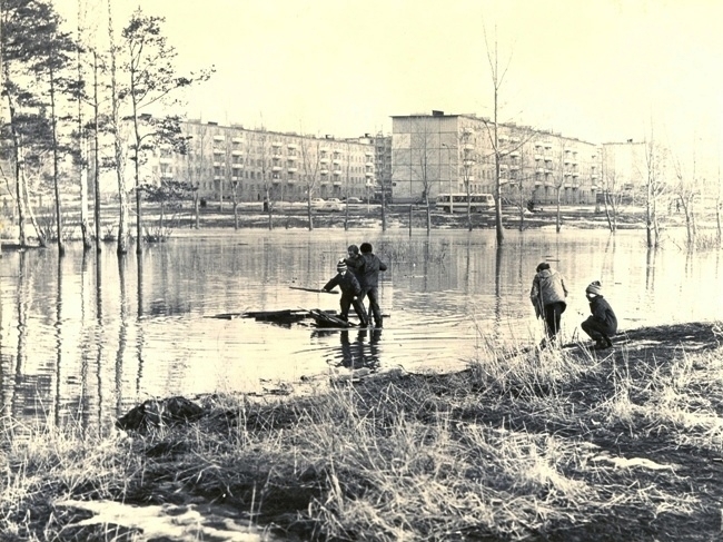 Из архива: знаменитая лужа в атомграде Озёрске. В 1970-е годы это место было главным центром притяжения ребят с улицы Семёнова. Небольшой водоём глубиной до…