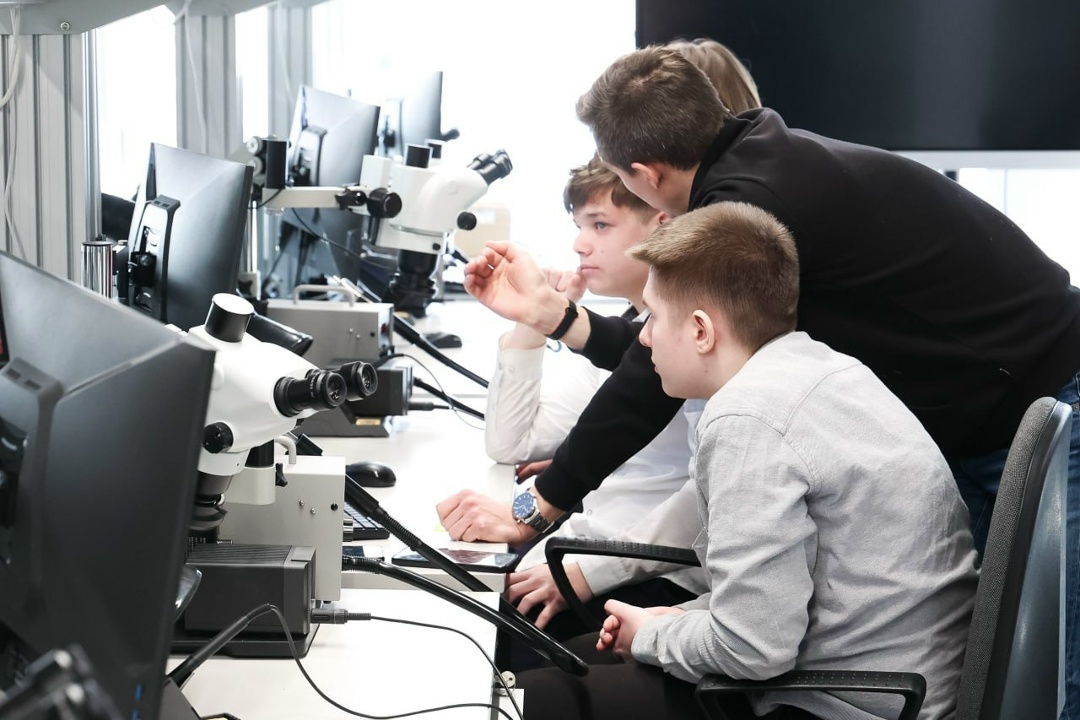 Первый шаг к большим технологиям В технопарке «Исток — РТУ МИРЭА» учатся более тысячи талантливых ребят из инженерных и ИТ-классов Фрязино, Ивантеевки и…