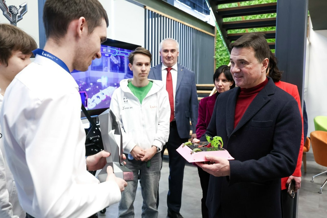 Первый шаг к большим технологиям В технопарке «Исток — РТУ МИРЭА» учатся более тысячи талантливых ребят из инженерных и ИТ-классов Фрязино, Ивантеевки и…