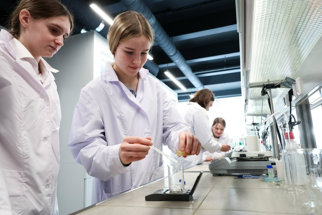 Первый шаг к большим технологиям В технопарке «Исток — РТУ МИРЭА» учатся более тысячи талантливых ребят из инженерных и ИТ-классов Фрязино, Ивантеевки и…