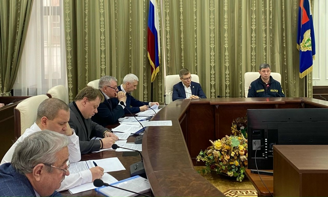 Заместитель руководителя Ростехнадзора Алексей Ферапонтов и Начальник Управления по регулированию безопасности объектов ядерного топливного цикла, ядерных…