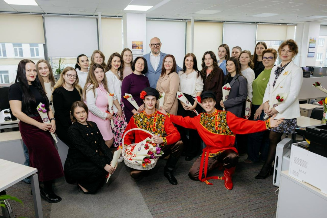 Цветы, улыбки и слова благодарности