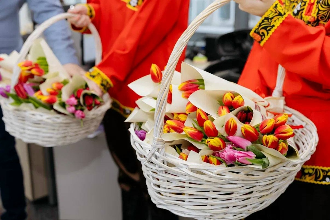 Цветы, улыбки и слова благодарности