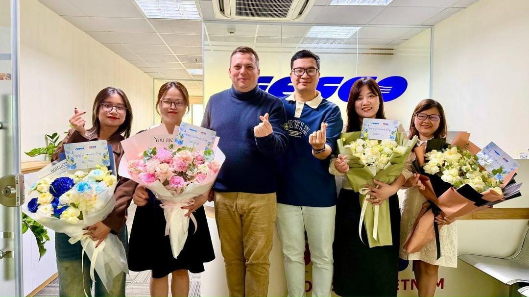 Цветы, улыбки и слова благодарности