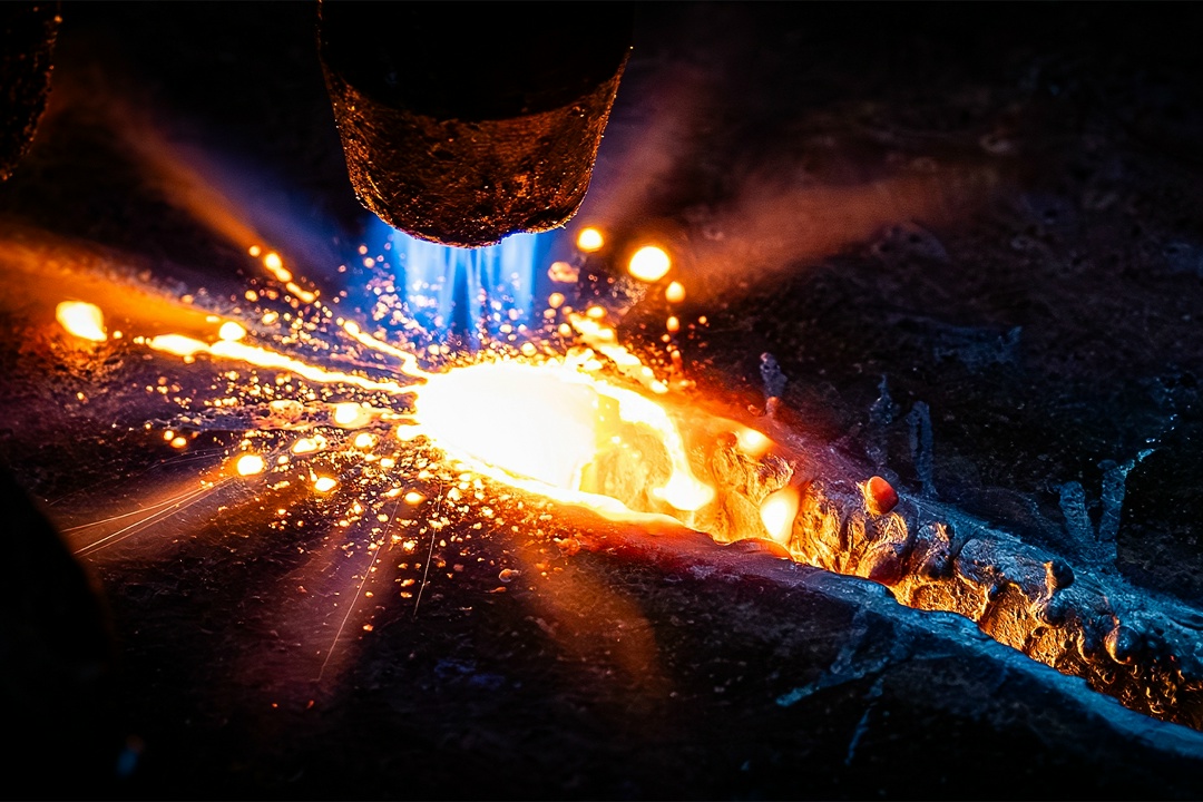 Железо не горит в обычных условиях: спичка его не берет