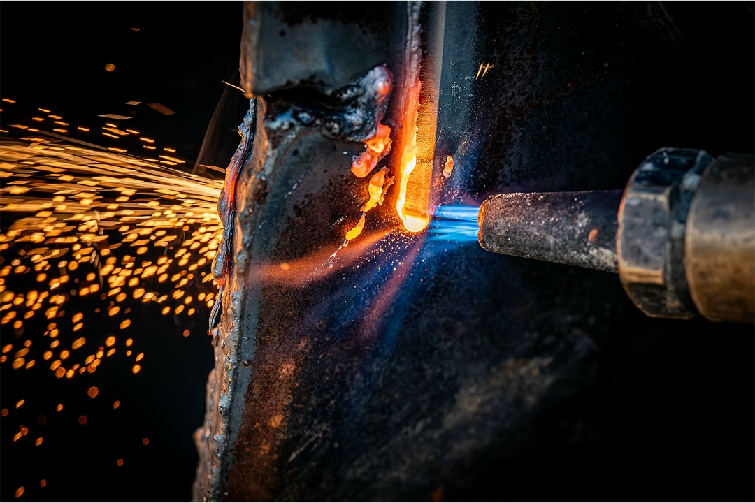 Железо не горит в обычных условиях: спичка его не берет