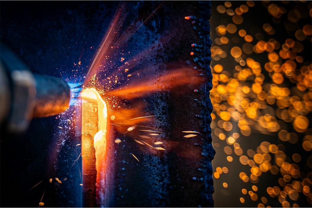 Железо не горит в обычных условиях: спичка его не берет