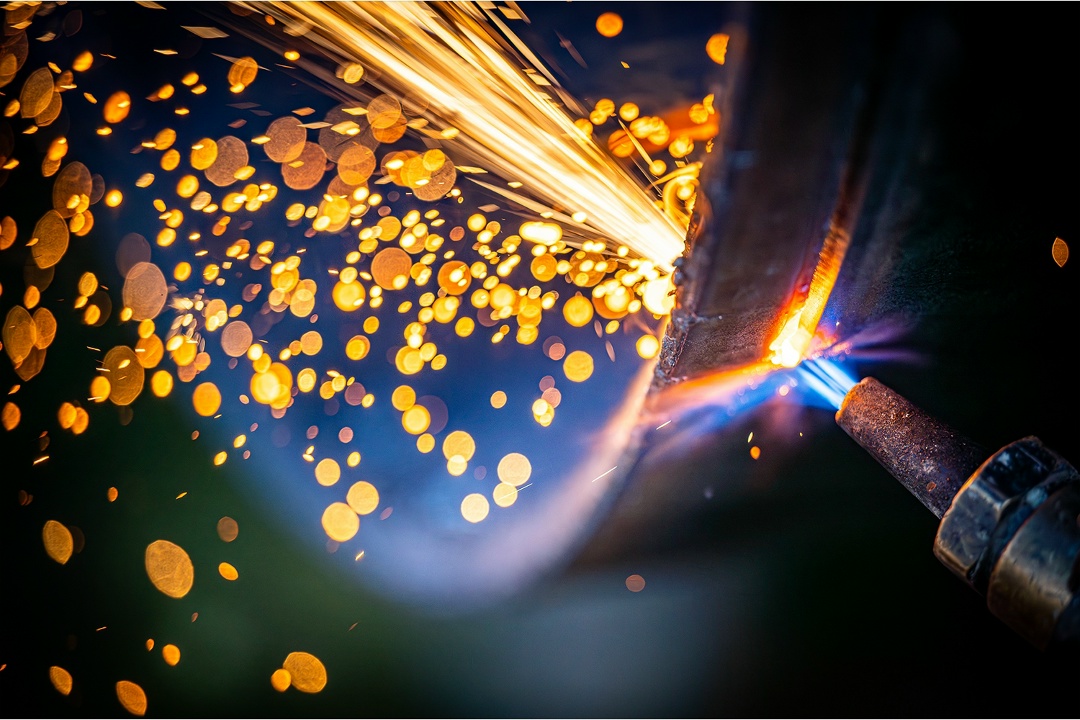 Железо не горит в обычных условиях: спичка его не берет