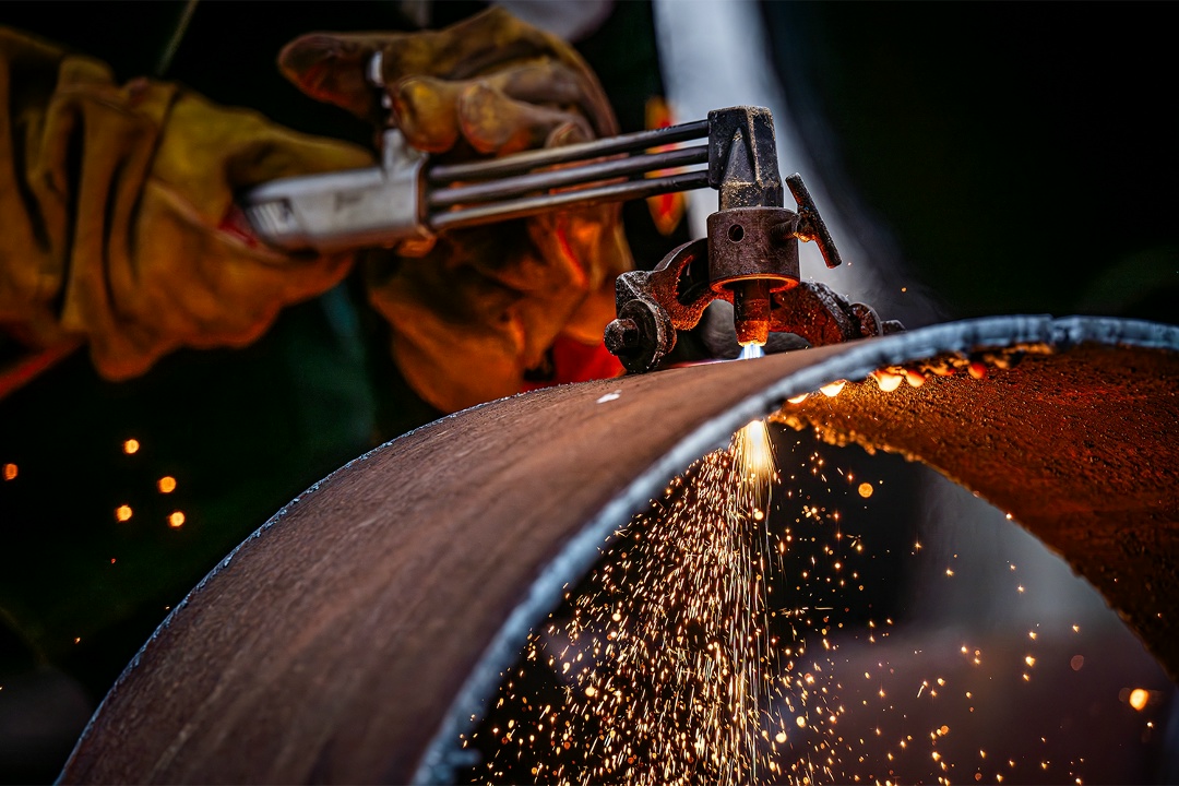 Железо не горит в обычных условиях: спичка его не берет