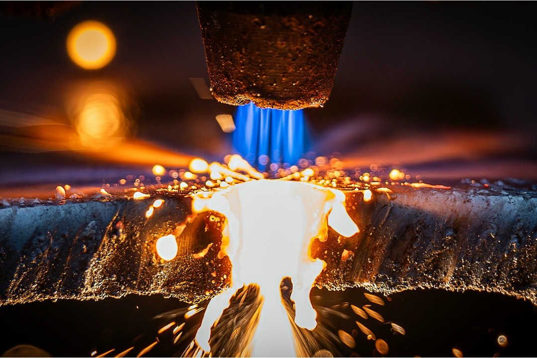 Железо не горит в обычных условиях: спичка его не берет