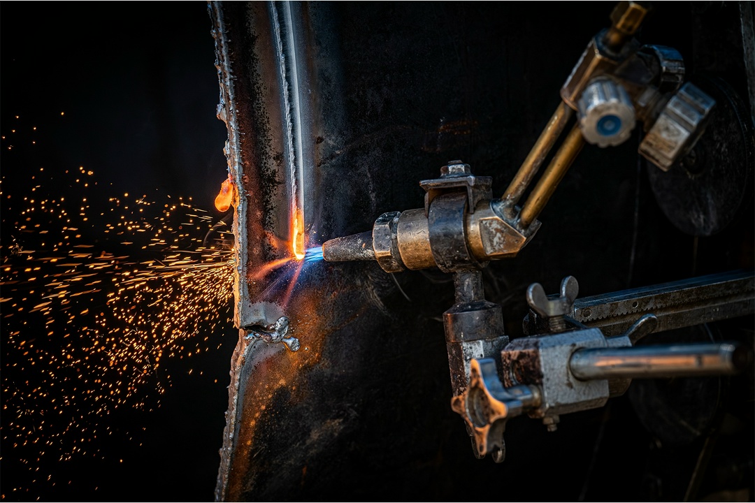 Железо не горит в обычных условиях: спичка его не берет