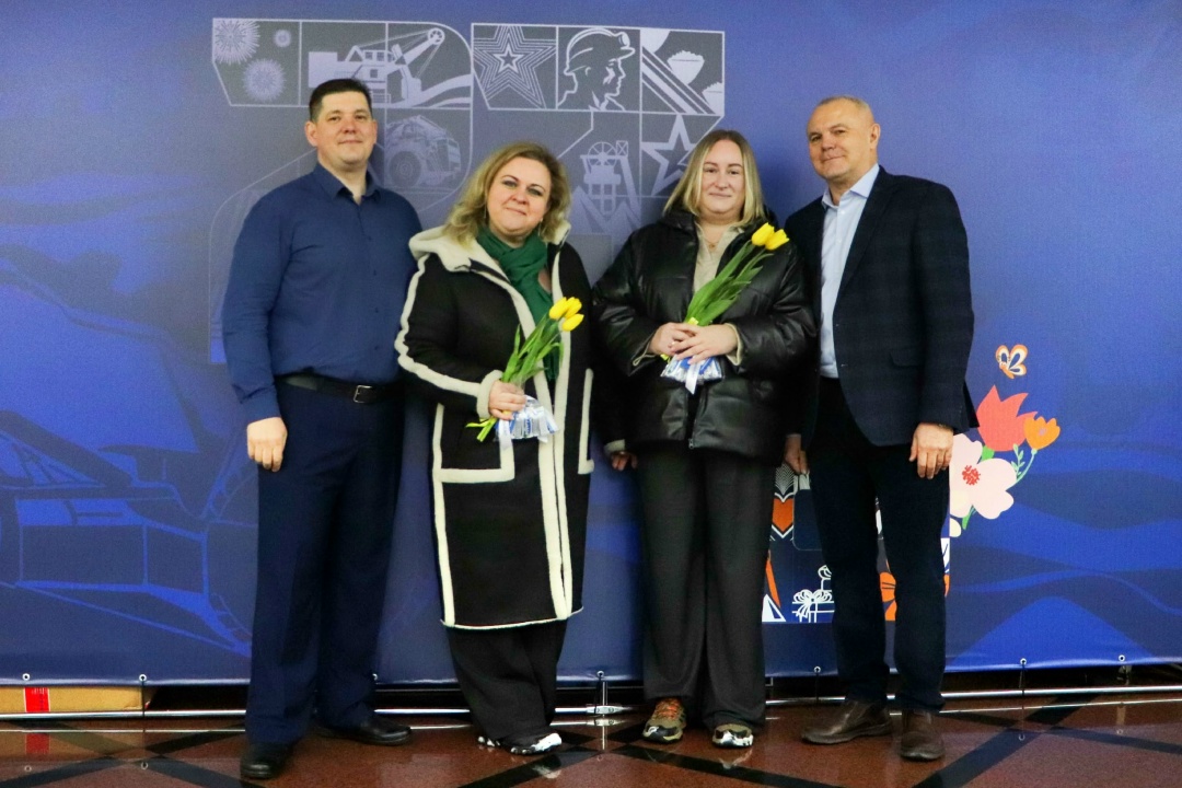 Праздник цветов и улыбок Сегодня в офисах Распадской в Новокузнецке и Междуреченске с самого утра царила особенная атмосфера