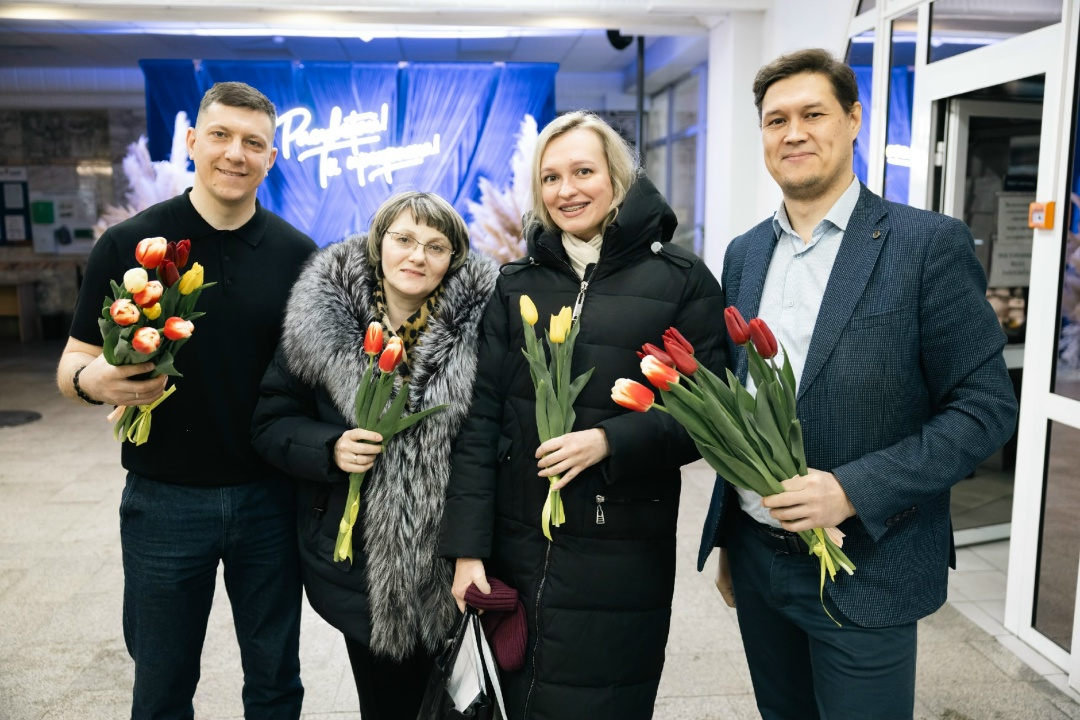 Праздник цветов и улыбок Сегодня в офисах Распадской в Новокузнецке и Междуреченске с самого утра царила особенная атмосфера