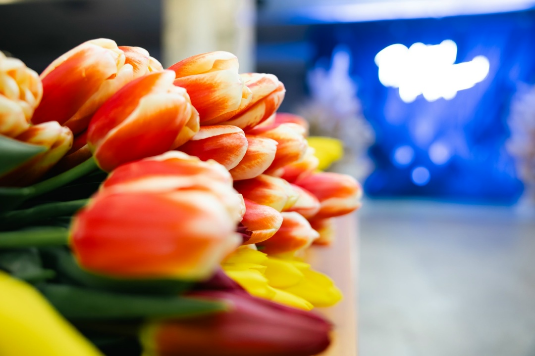 Праздник цветов и улыбок Сегодня в офисах Распадской в Новокузнецке и Междуреченске с самого утра царила особенная атмосфера