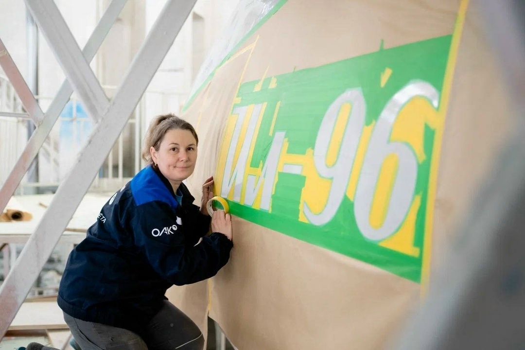 Как красят огромные «Илы» Сегодня заглянем в цех окончательной покраски авиазавода ВАСО, где свою ливрею обретет очередной широкофюзеляжный авиалайнер Ил-96.