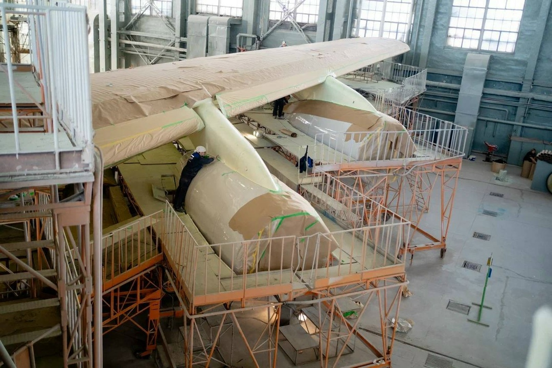 Как красят огромные «Илы» Сегодня заглянем в цех окончательной покраски авиазавода ВАСО, где свою ливрею обретет очередной широкофюзеляжный авиалайнер Ил-96.