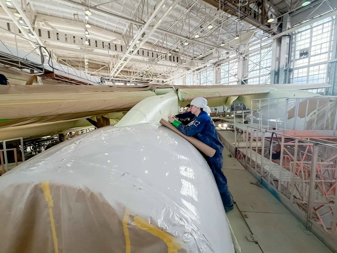 Как красят огромные «Илы» Сегодня заглянем в цех окончательной покраски авиазавода ВАСО, где свою ливрею обретет очередной широкофюзеляжный авиалайнер Ил-96.