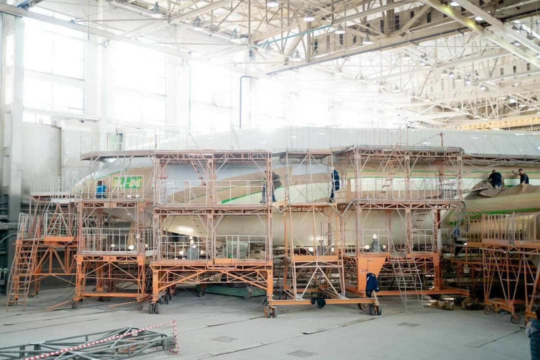 Как красят огромные «Илы» Сегодня заглянем в цех окончательной покраски авиазавода ВАСО, где свою ливрею обретет очередной широкофюзеляжный авиалайнер Ил-96.