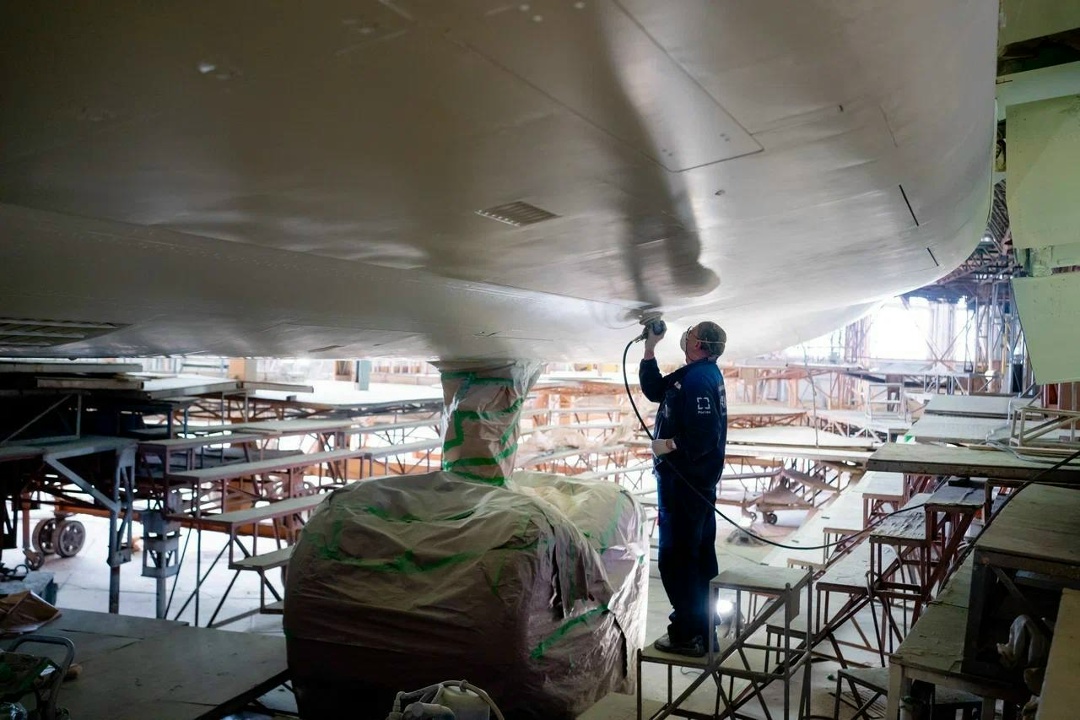 Как красят огромные «Илы» Сегодня заглянем в цех окончательной покраски авиазавода ВАСО, где свою ливрею обретет очередной широкофюзеляжный авиалайнер Ил-96.