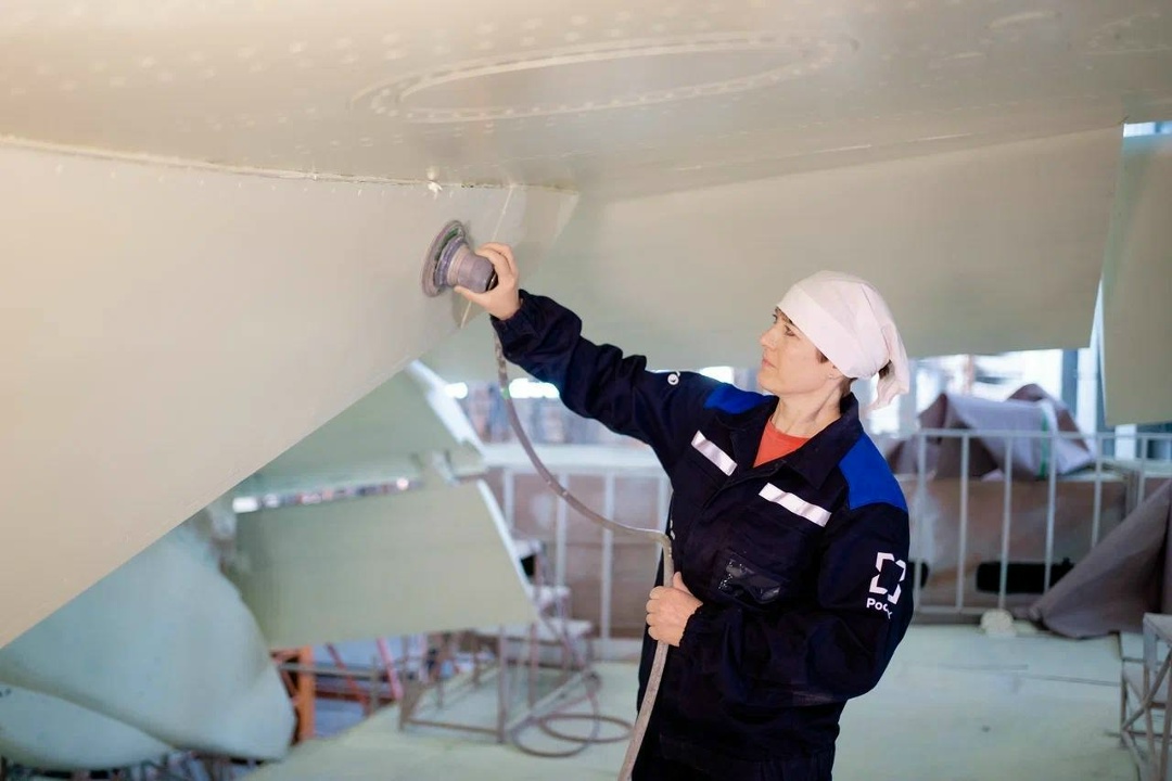 Как красят огромные «Илы» Сегодня заглянем в цех окончательной покраски авиазавода ВАСО, где свою ливрею обретет очередной широкофюзеляжный авиалайнер Ил-96.