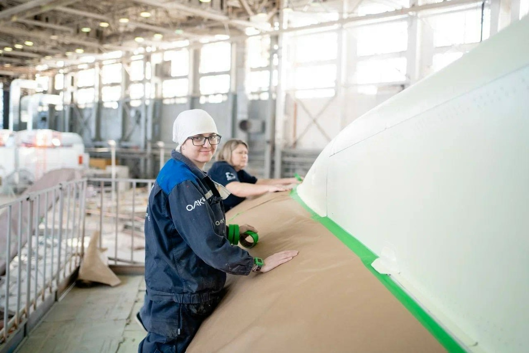 Как красят огромные «Илы» Сегодня заглянем в цех окончательной покраски авиазавода ВАСО, где свою ливрею обретет очередной широкофюзеляжный авиалайнер Ил-96.