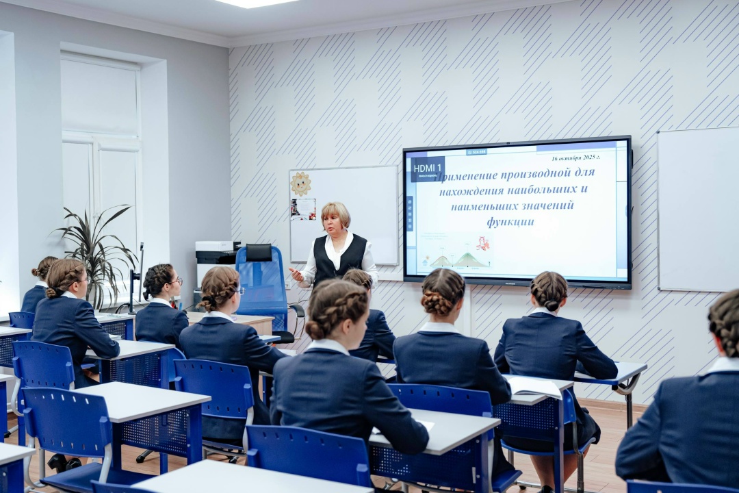 Дмитрий Чернышенко отметил вклад женщин в развитие спорта, туризма, образования, науки и молодежной политики.