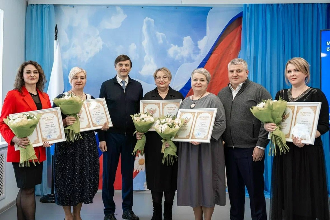 Сергей Кравцов поздравил женщин с праздником 8 Марта.