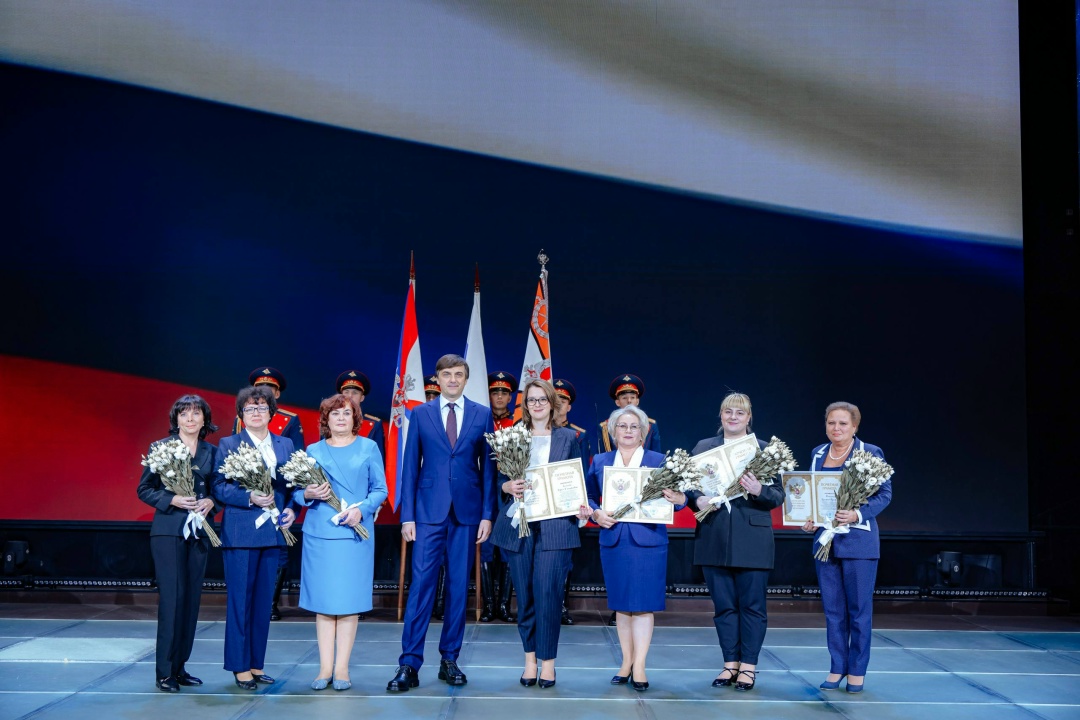 Сергей Кравцов поздравил женщин с праздником 8 Марта.