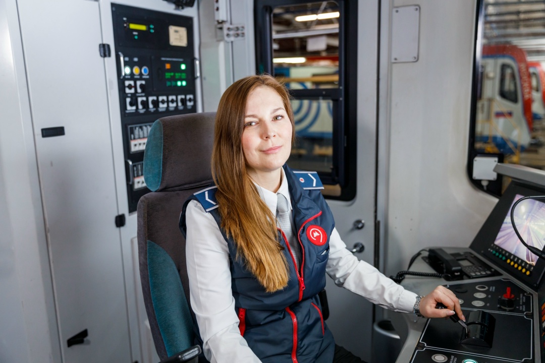 Андрей Никитин поздравил сотрудниц транспортного комплекса с 8 марта