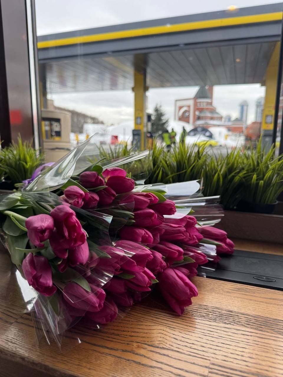 С 8 марта! Праздник продолжается! По всей стране на АЗС «Роснефти» мы дарим весеннее настроение прекрасным девушкам за рулём.