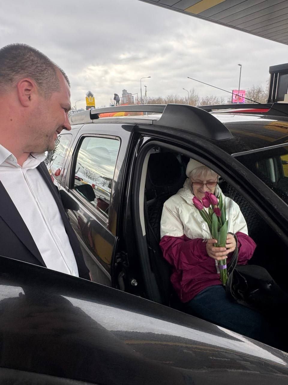 С 8 марта! Праздник продолжается! По всей стране на АЗС «Роснефти» мы дарим весеннее настроение прекрасным девушкам за рулём.