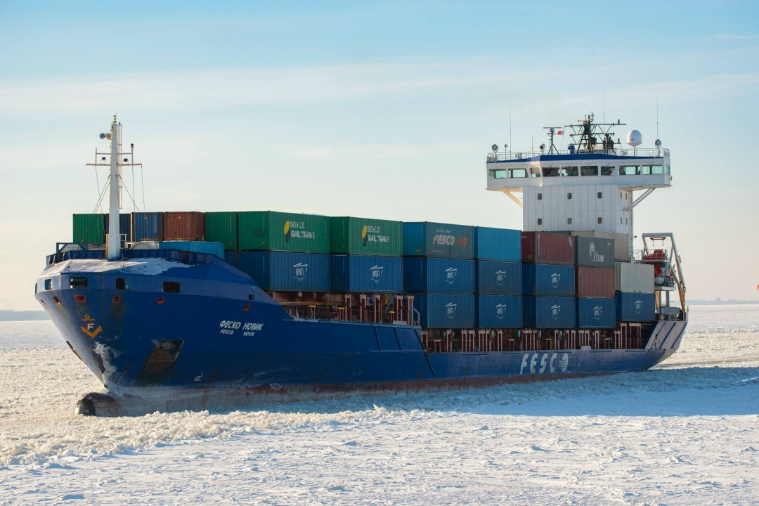 Лед, солнце и наш контейнеровоз на входе в Невскую губу