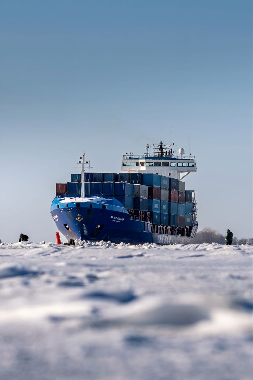 Лед, солнце и наш контейнеровоз на входе в Невскую губу