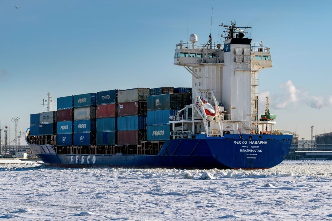 Лед, солнце и наш контейнеровоз на входе в Невскую губу