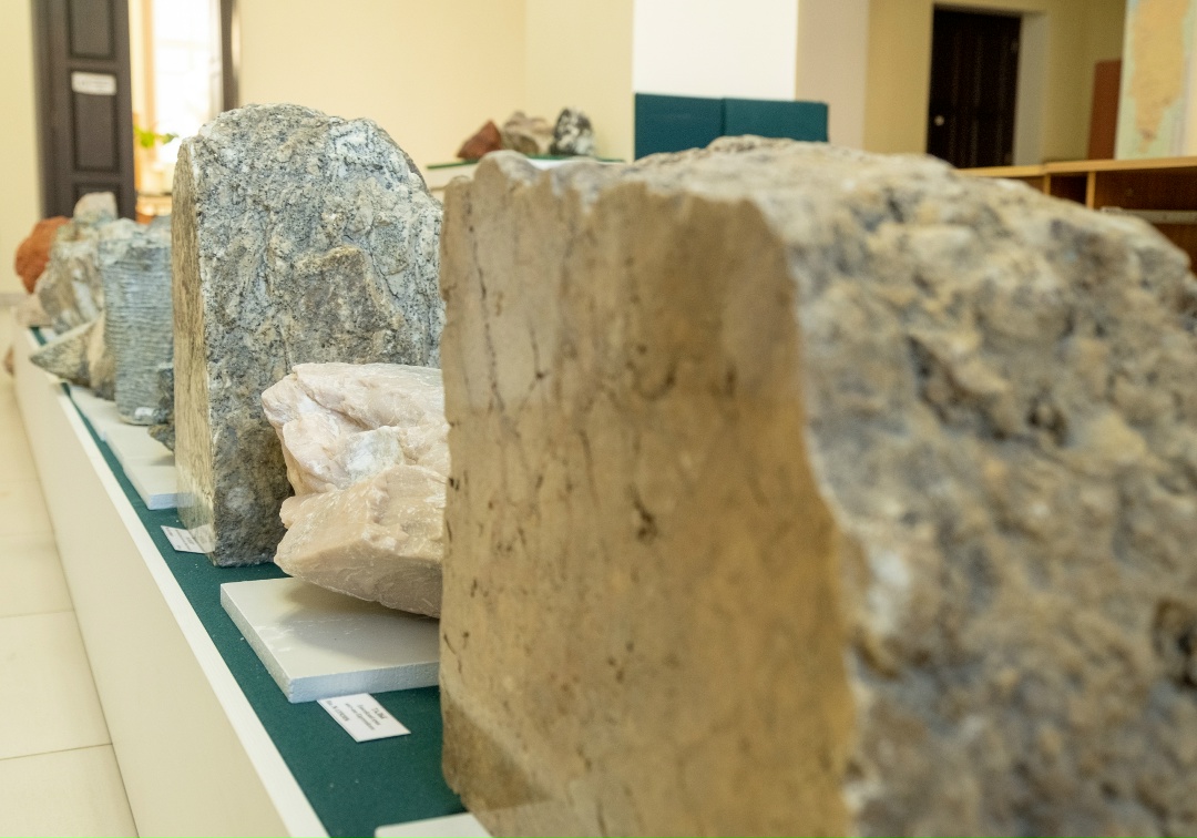 В Музее геологии Средней Сибири в Красноярске при поддержке «Полюса» открылась масштабная выставка облицовочных и поделочных пород
