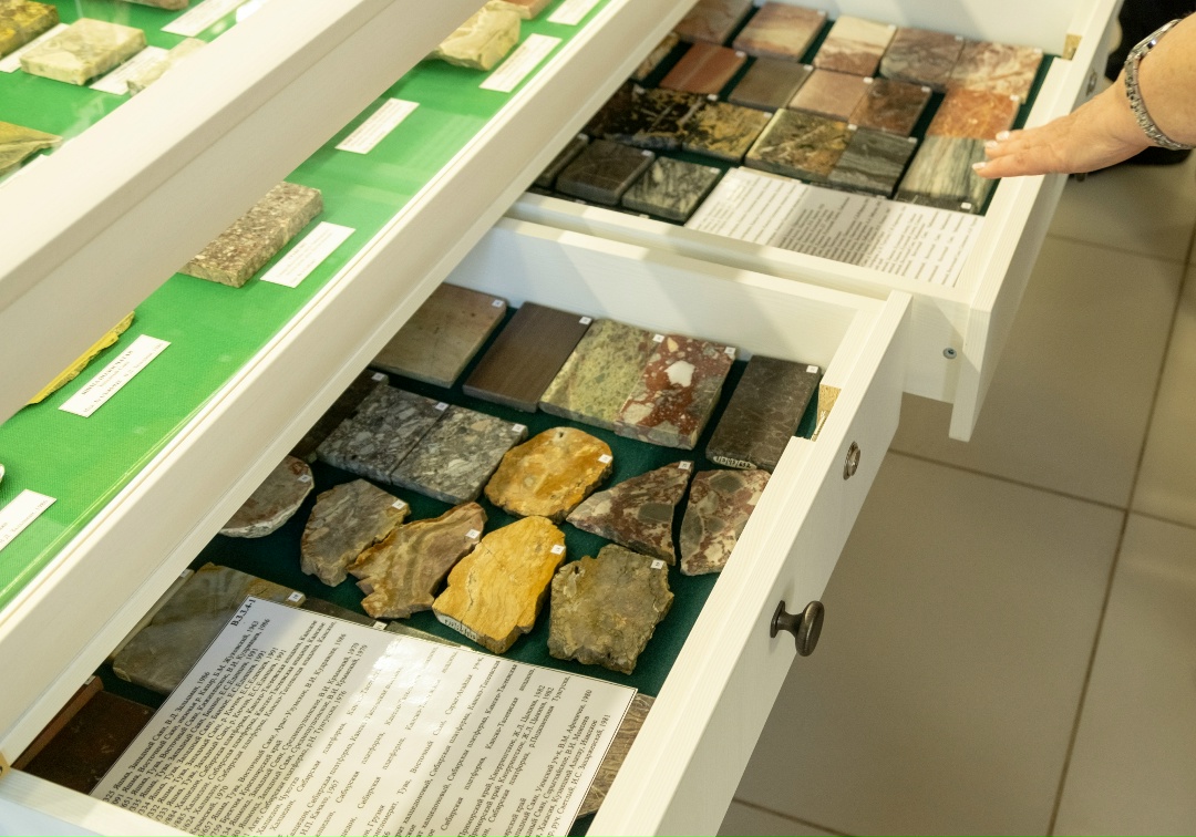 В Музее геологии Средней Сибири в Красноярске при поддержке «Полюса» открылась масштабная выставка облицовочных и поделочных пород