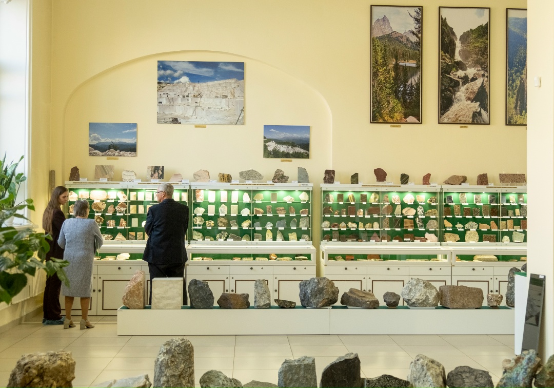 В Музее геологии Средней Сибири в Красноярске при поддержке «Полюса» открылась масштабная выставка облицовочных и поделочных пород