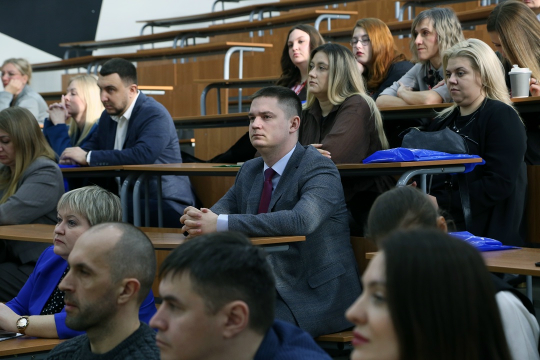 ЯРМАРКА ВАКАНСИЙ Работники Амурского ГПЗ провели собеседования с выпускниками Амурского государственного университета на ярмарке вакансий