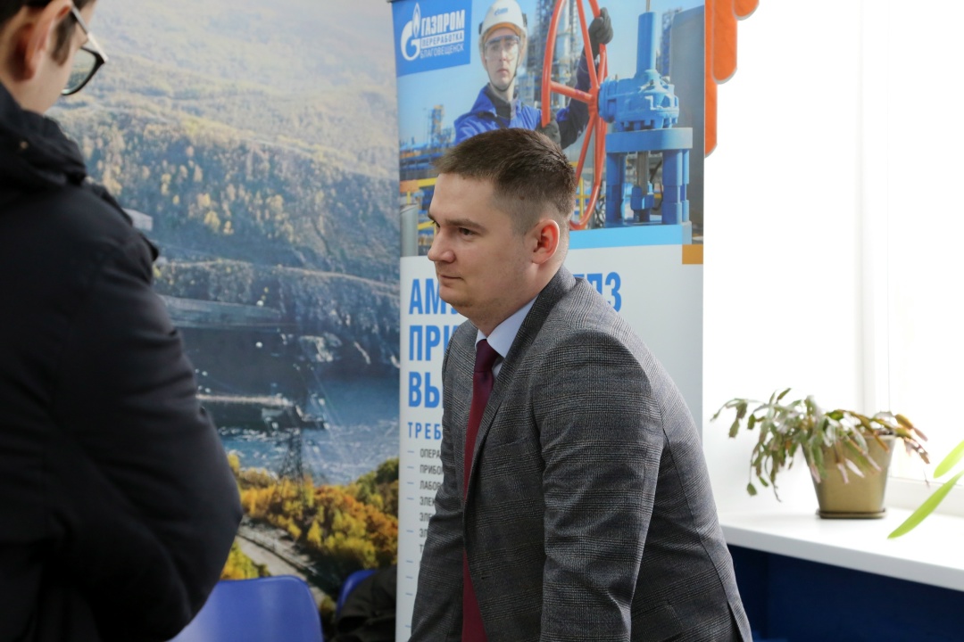 ЯРМАРКА ВАКАНСИЙ Работники Амурского ГПЗ провели собеседования с выпускниками Амурского государственного университета на ярмарке вакансий