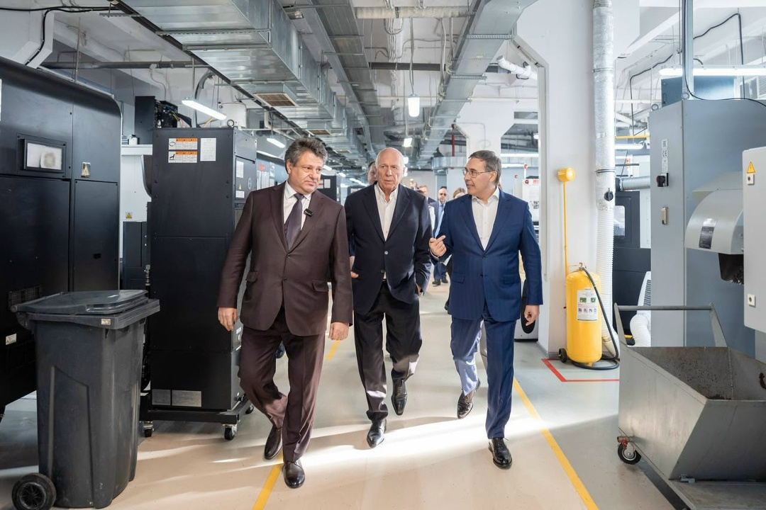 Валерий Фальков и Сергей Чемезов обсудили вопросы научного и кадрового обеспечения протезно-ортопедической отрасли.