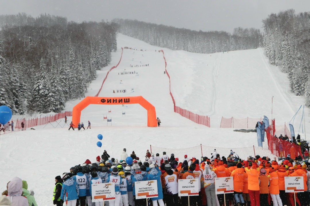 Распадская, на старте! Сегодня на горе Туманная в Таштаголе открылись масштабные корпоративные соревнования имени Андрея Севенюка