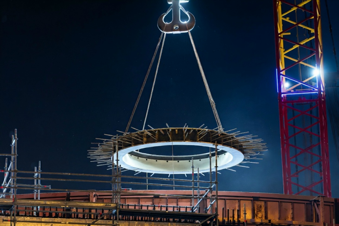 На блоке № 4 АЭС «Аккую» (Турция) смонтирован ключевой элемент шахты реактора — упорная ферма. Продолжается строительство объектов «ядерного острова».