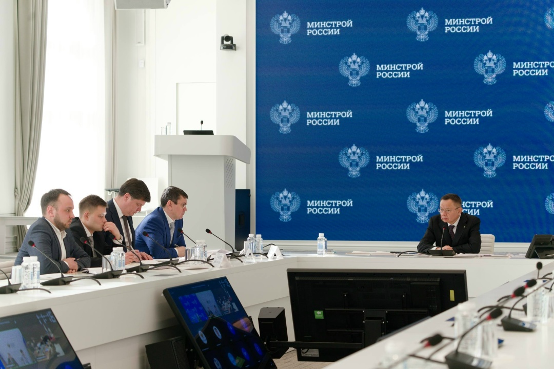 Глава Минстроя России Ирек Файзуллин совместно с Министром просвещения РФ Сергеем Кравцовым и губернатором Новгородской области Александром Дроновым обсудили…