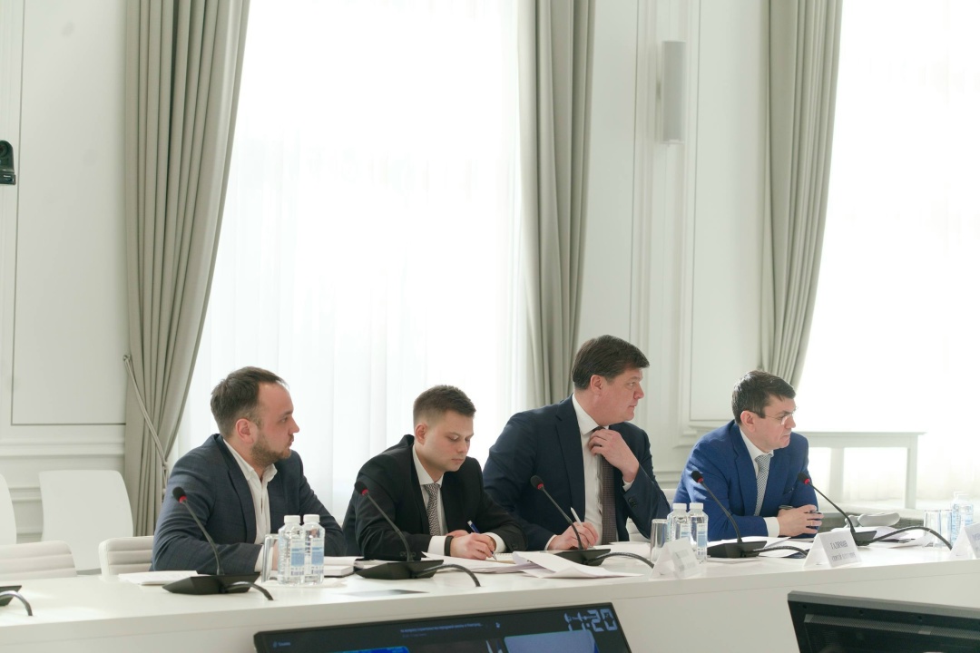 Глава Минстроя России Ирек Файзуллин совместно с Министром просвещения РФ Сергеем Кравцовым и губернатором Новгородской области Александром Дроновым обсудили…