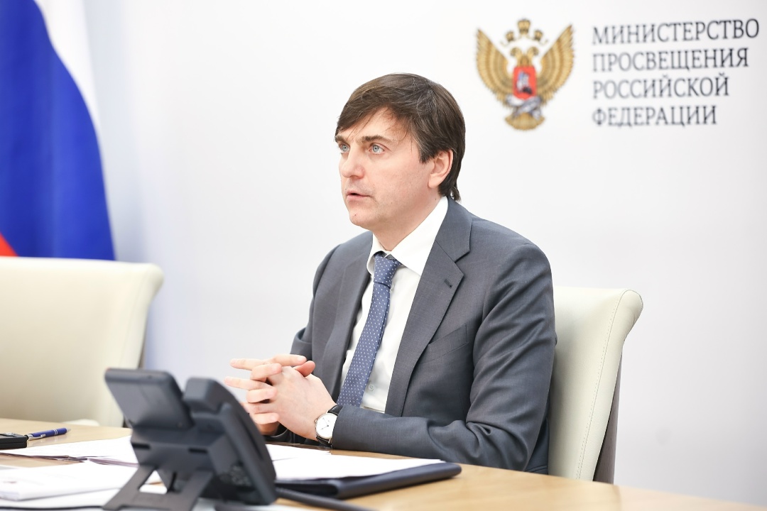 Глава Минстроя России Ирек Файзуллин совместно с Министром просвещения РФ Сергеем Кравцовым и губернатором Новгородской области Александром Дроновым обсудили…